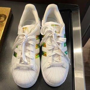 Adidas with iridescent stripe detail Brand new. Mens 6.5/Womens 8.5